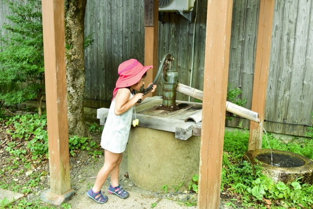 井戸水を汲む女の子