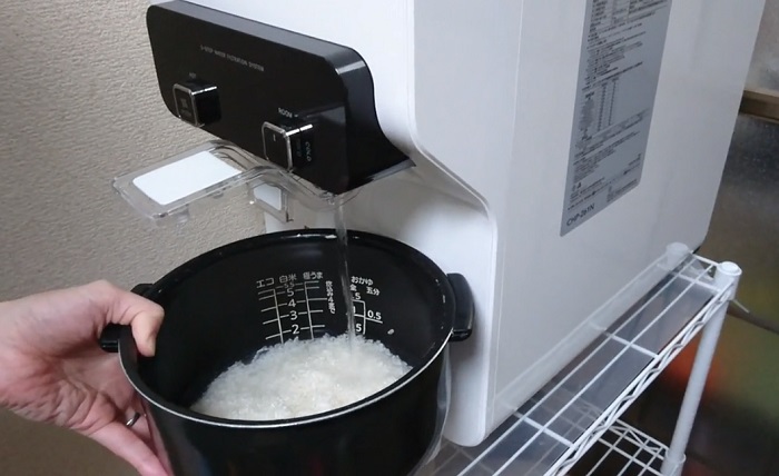 ウォータースタンドで炊飯する様子
