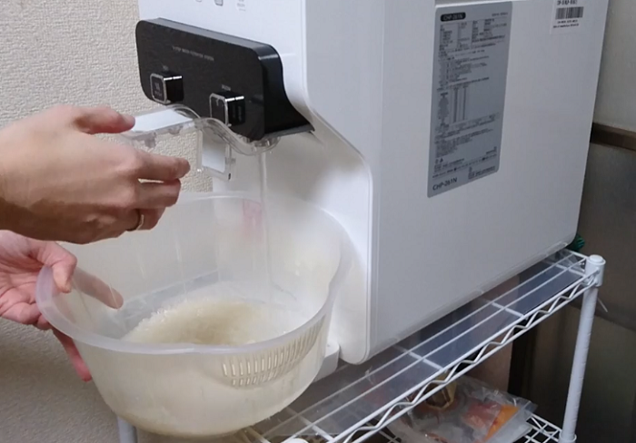 ウォータースタンドでお米を研ぐ