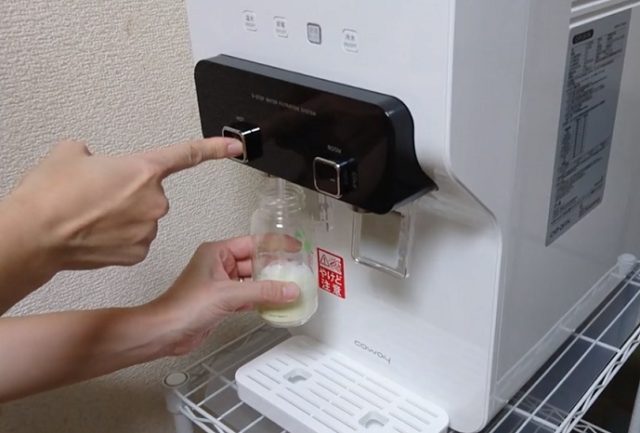 ウォータースタンドの温水を入れてミルクを作る様子