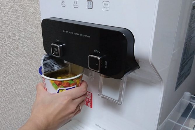 ウォータースタンドでカップラーメンを作る様子