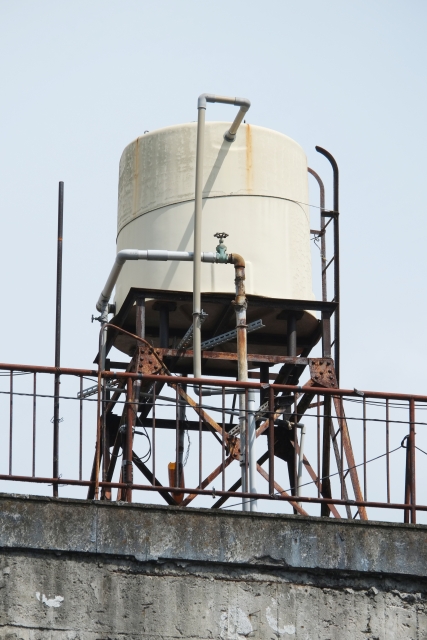 アパートの貯水タンク