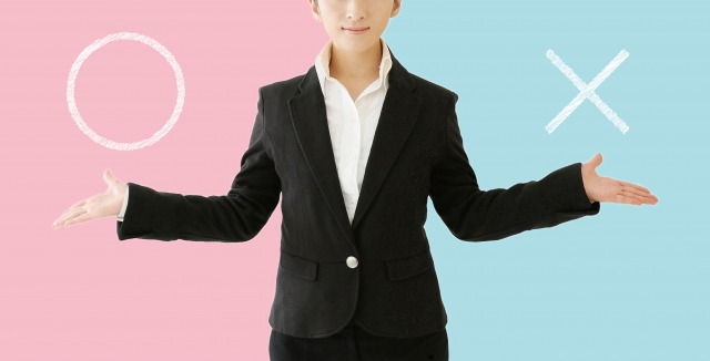 ウォータースタンド購入のメリットとデメリットを考える女性