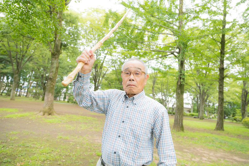 ウォータースタンドを設置して怒るアパートの大家さん