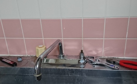 ウォータースタンドの設置2　取り外した蛇口