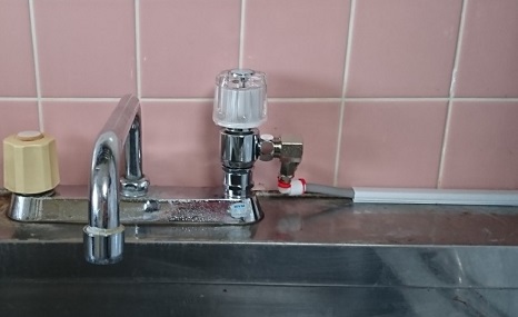 ウォータースタンドを配管しているシンクの様子