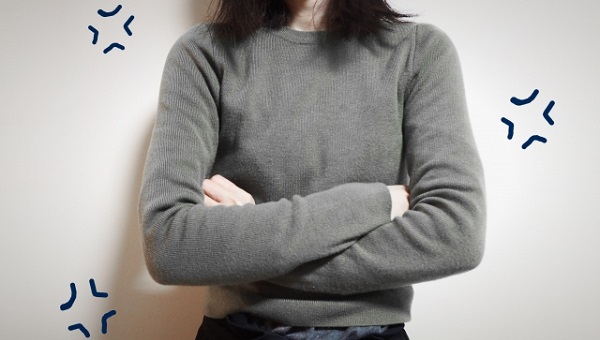 たこ足配線に怒っている女性