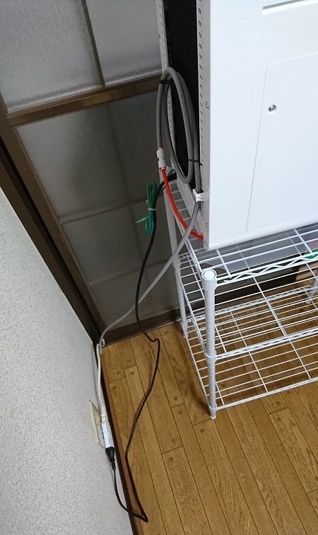 ウォータースタンドの裏の配管の様子