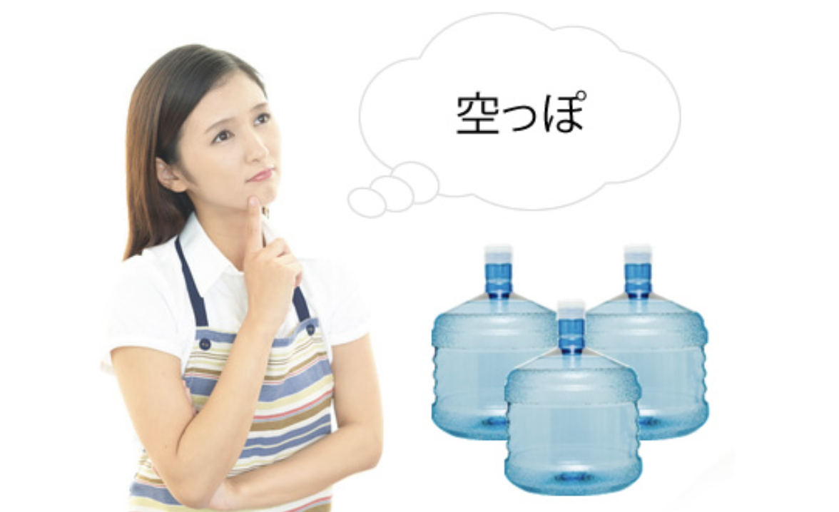 ボトル型ウォーターサーバーに不満を感じている女性