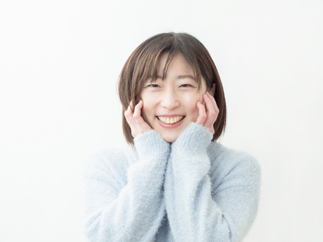 故障被害がないウォーターサーバーを見て喜ぶ女性