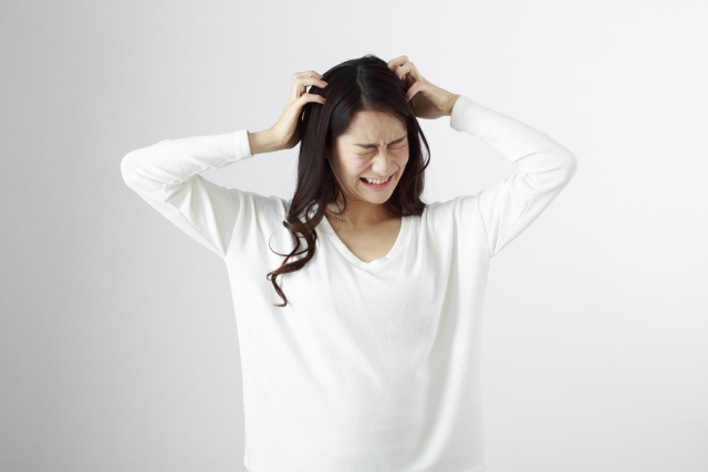 コスモウォーターの電話がつながらなくてイライラしている女性