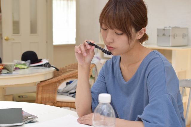 アクアクララの月額料金が高いと感じている女性