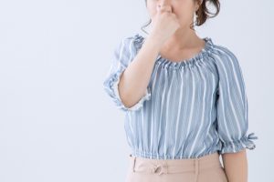 なぜプレミアムウォーターからビニール臭がするの？原因を調べてみた！