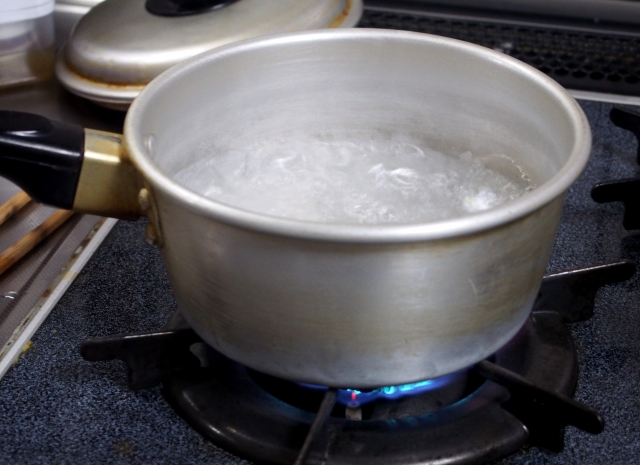 沸騰させて水道水のトリハロメタンを除去する