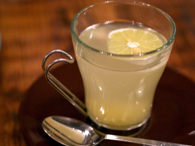 はちみつ入りのホットレモン水