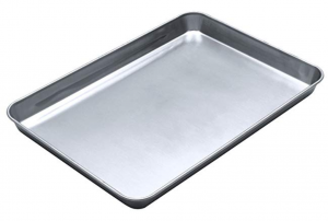 金属製のトレーにアルミカップを入れて氷を作る