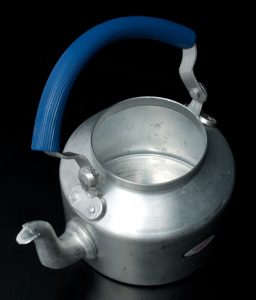 麦茶　やかんの蓋を開ける