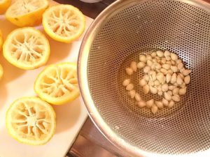 ゆず 果汁を搾る