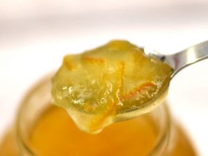 ゆず茶　スプーンですくう