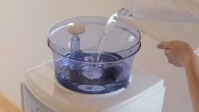 シャインウォーターのタンクに水を注ぐ