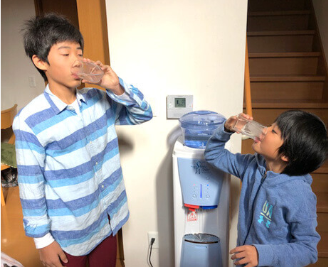 シャインウォーターの水を飲む子供