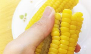 コーンの粒　取り方　親指