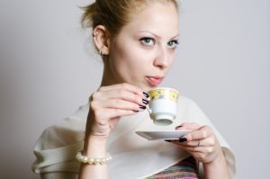 紅茶カップ 持ち方