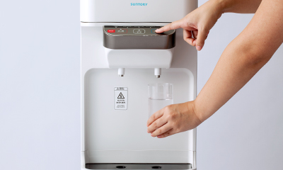 サントリー天然水ウォーターサーバー　水を出す